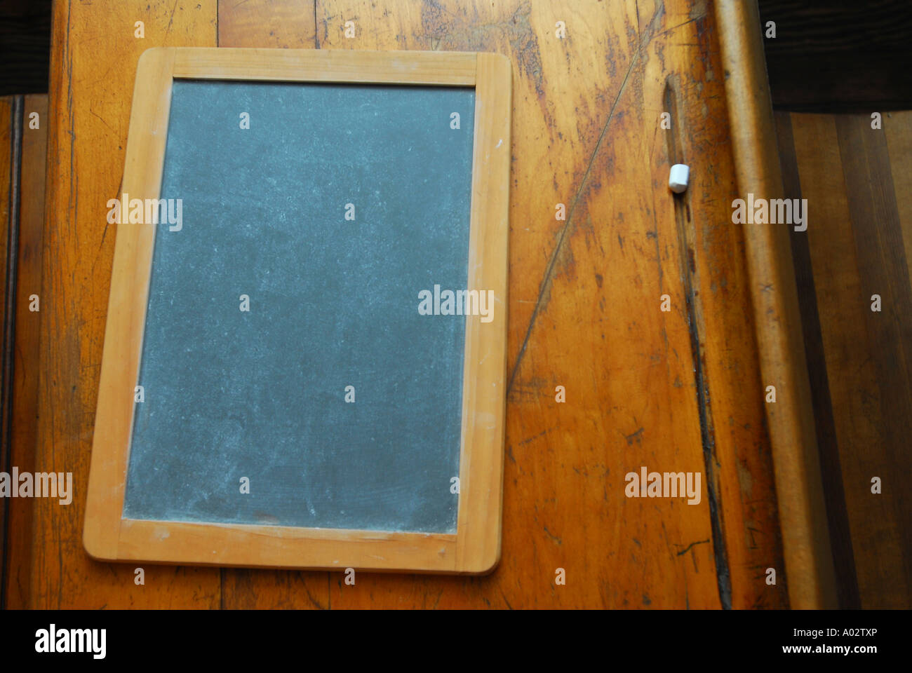 Il vecchio banco di scuola con un gesso e schalk board n un vecchio una camera school house in New England USA Foto Stock