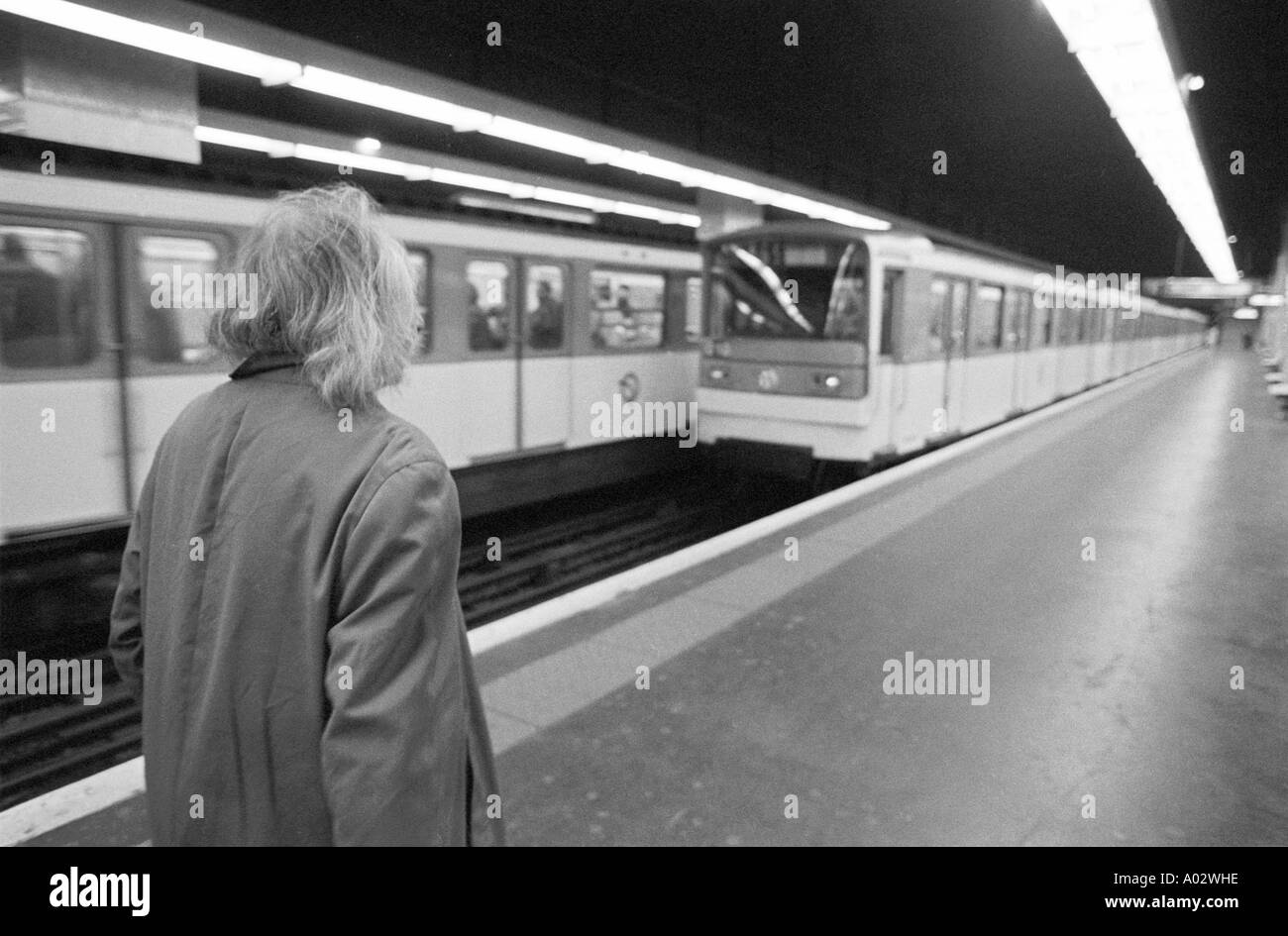 Uomo maturo a camminare in una stazione della metropolitana Foto Stock
