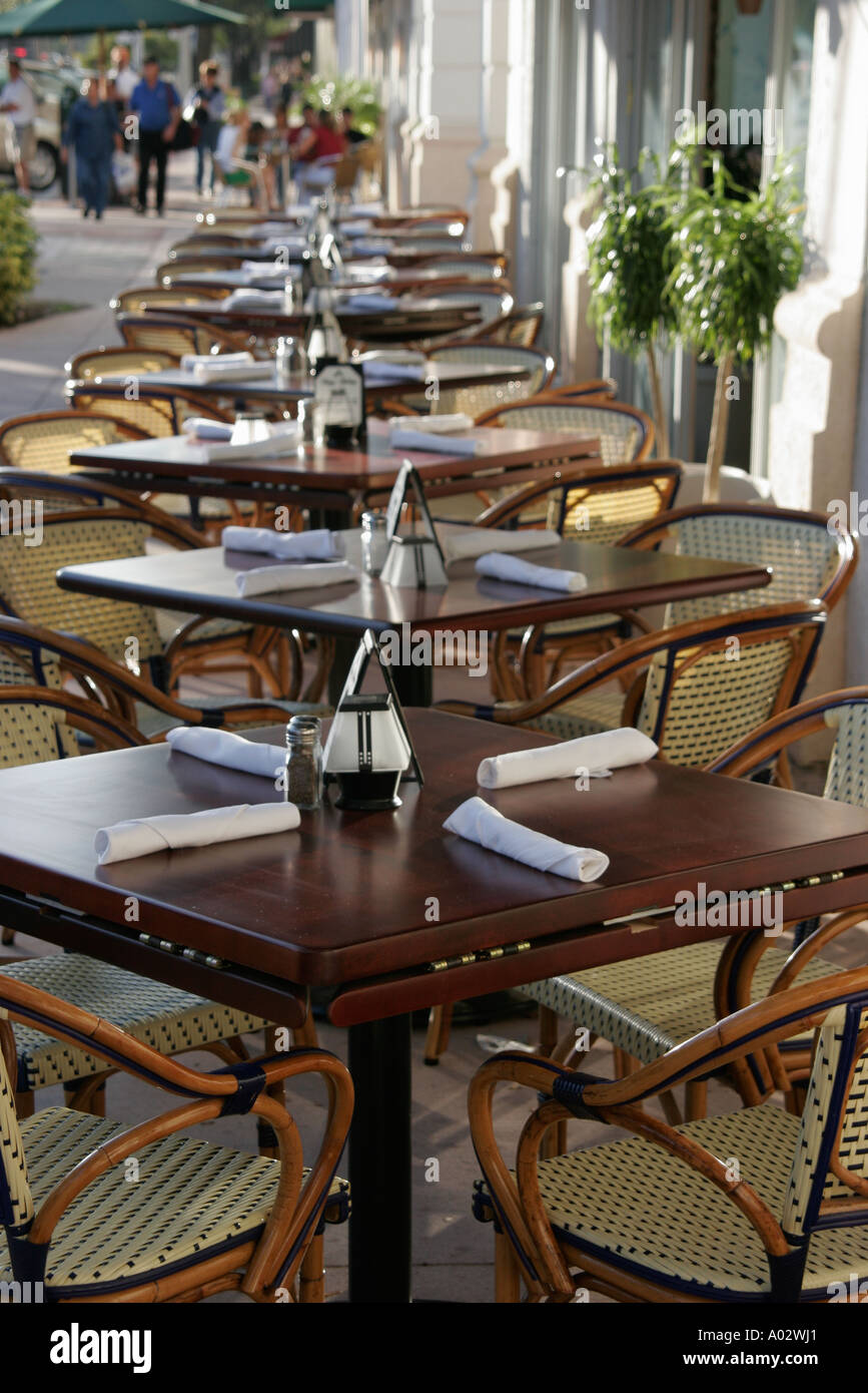 Miami Florida, Coral Gables, Coral Way, Miracle Mile, Miracle Mile, tavoli da pranzo, sedie, posti a sedere, marciapiede all'aperto all'aperto, tavoli all'aperto, i visitatori viaggiano per Foto Stock
