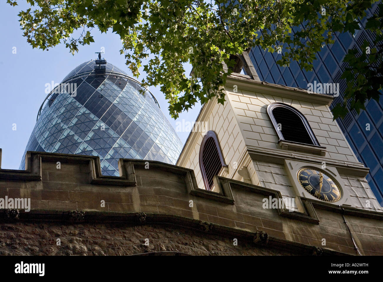 Il vecchio incontra il nuovo St Helen s Bishopsgate con il Gherkin edificio in background St Helen s risale al 1210 Foto Stock