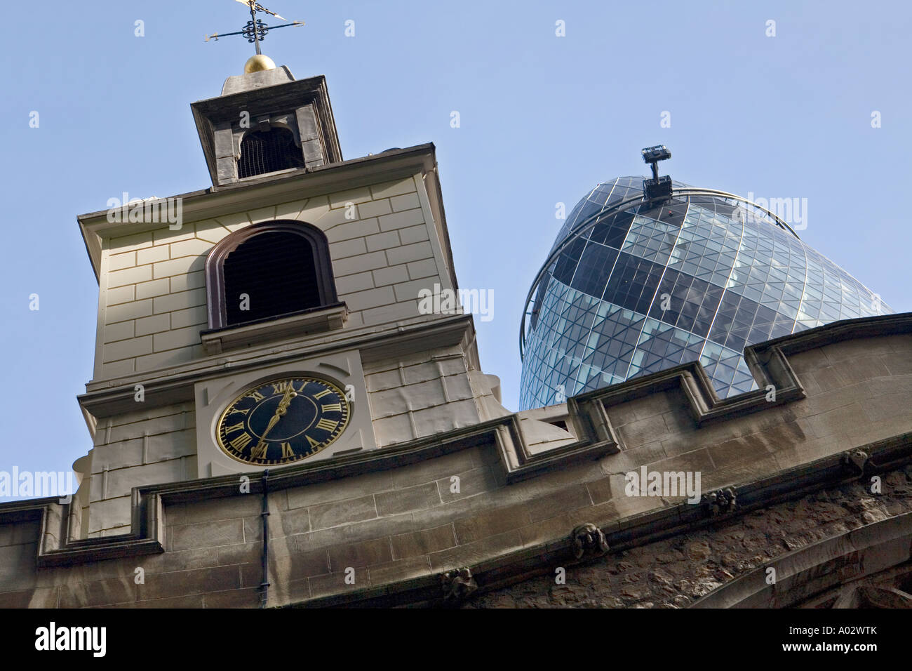 Il vecchio incontra il nuovo St Helen s Bishopsgate con il Gherkin edificio in background St Helen s risale al 1210 Foto Stock