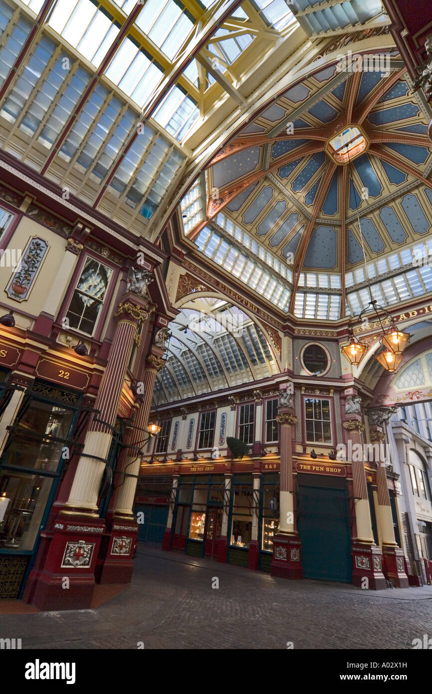 Mercato Leadenhall Londra presente in ferro battuto e dal tetto di vetro edifici progettati da Horace Jones nel 1881 Foto Stock