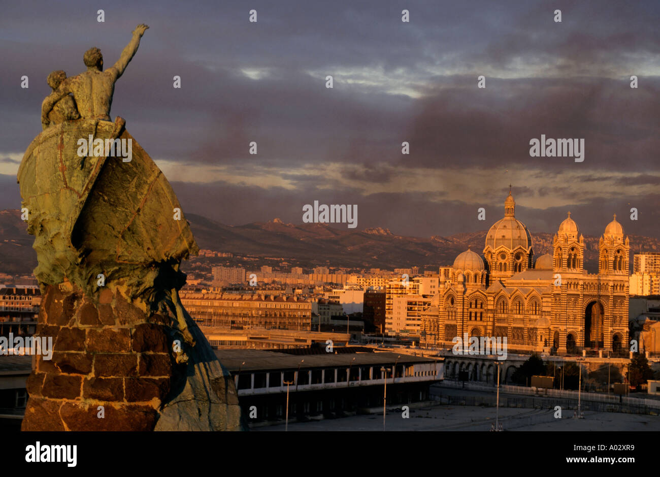 Cattedrale de la Grande e il paesaggio visto dalla collina di Pharo al tramonto, Marsiglia, Francia. Foto Stock