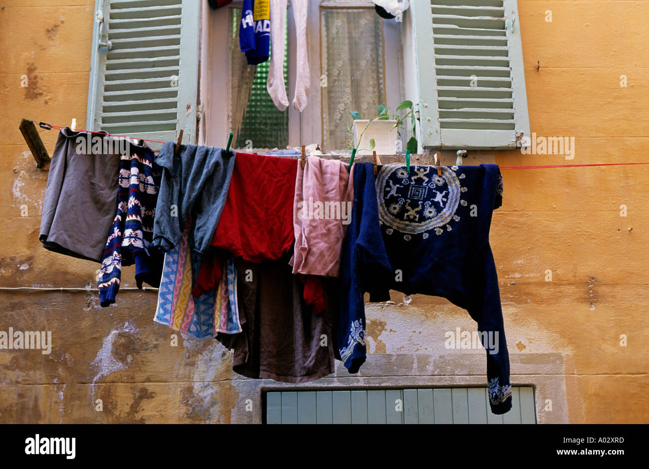 Lavaggio e asciugatura appeso al di fuori su una linea di abbigliamento in una strada nel sud della Francia Foto Stock