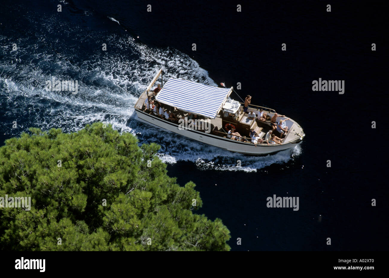 Marsiglia al di sopra di una barca di turisti a En Vau Calanque Foto Stock