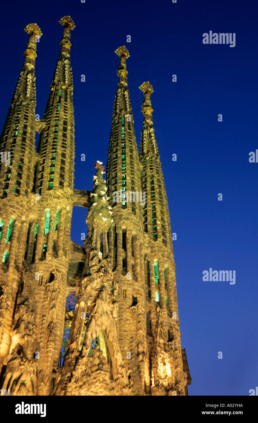 Cattedrale Sagrada Familia al crepuscolo / notte, Barcellona, Spagna Foto Stock