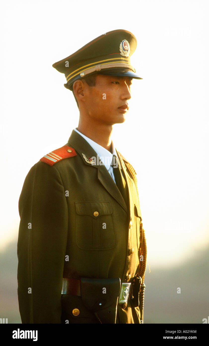 Giovane soldato cinese permanente attenzione a Pechino in Cina Foto Stock