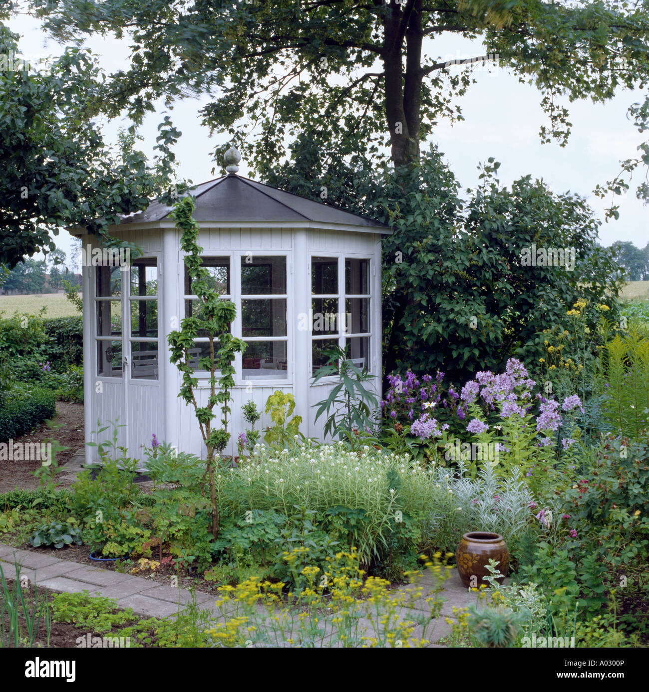 Summerhouse bianco nel paese giardino in estate Foto Stock