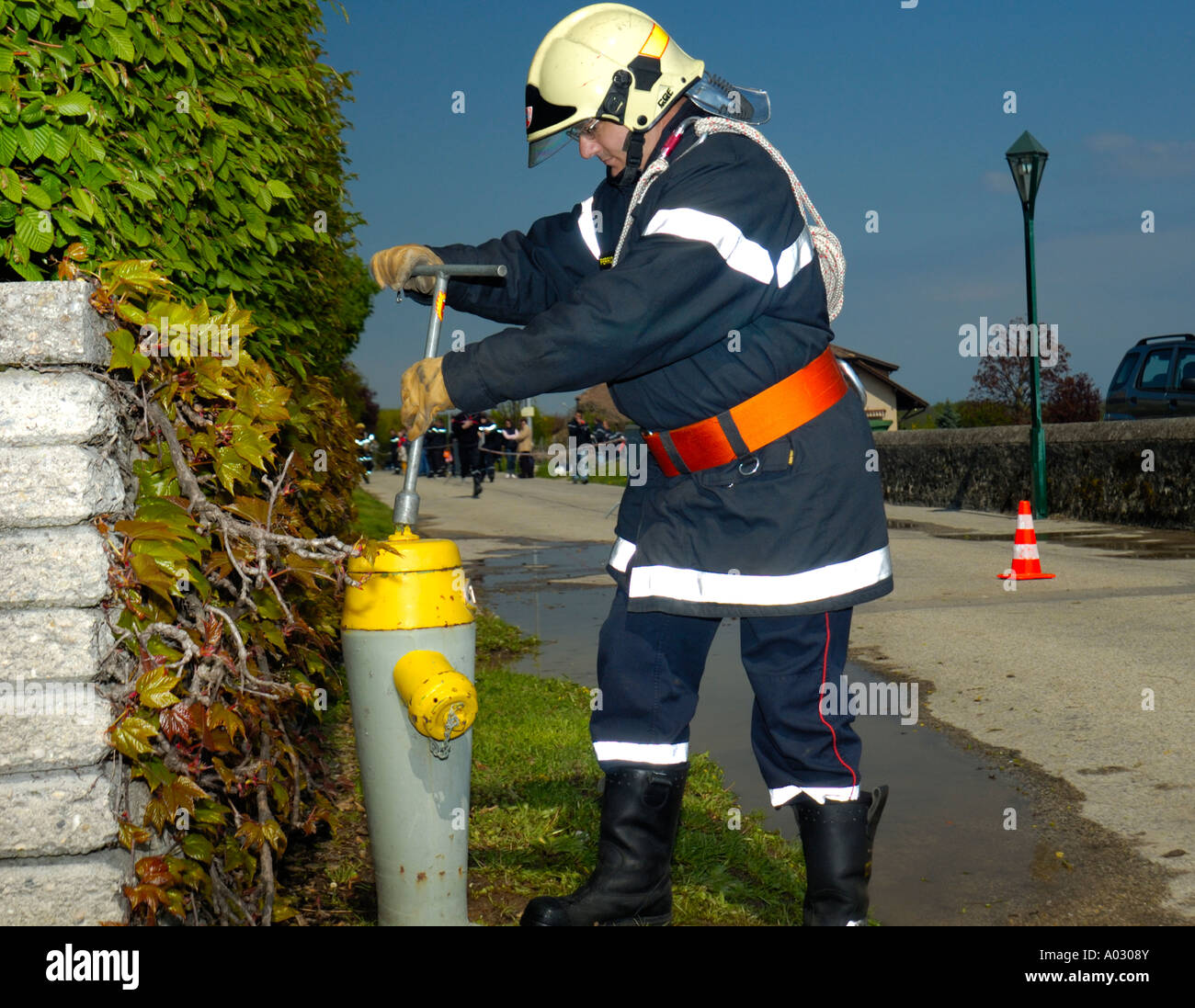 Firefighter presso l'idrante Foto Stock