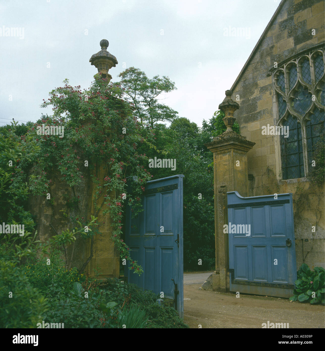 Blu aperto porte di legno accanto alla chiesa convertito Foto Stock