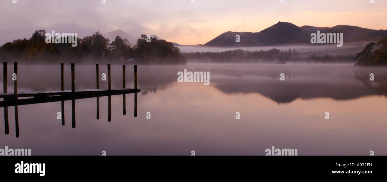 Foschia mattutina a Derwentwater Cumbria Regno Unito Foto Stock