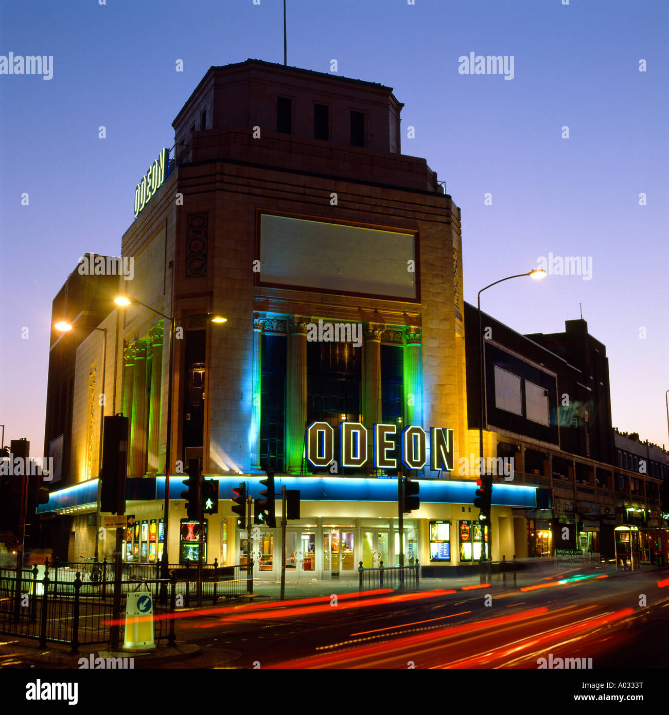 Il cinema Odeon illuminata di notte, Holloway Road, Londra. Foto Stock
