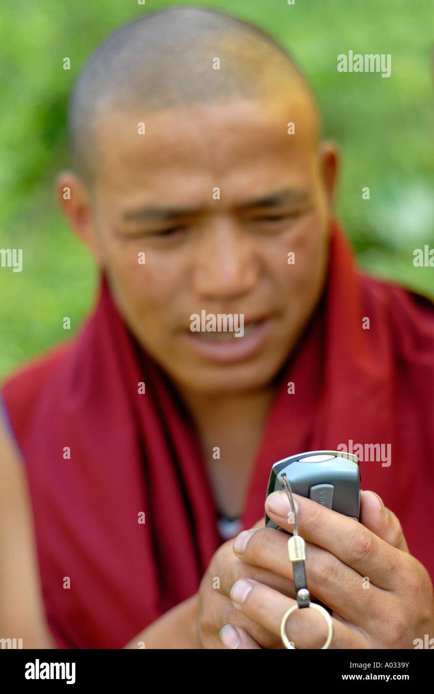 Monaco e telefono cellulare Songzalin Si monastero a Zhongdian Shangri la Cina Yunnan Foto Stock