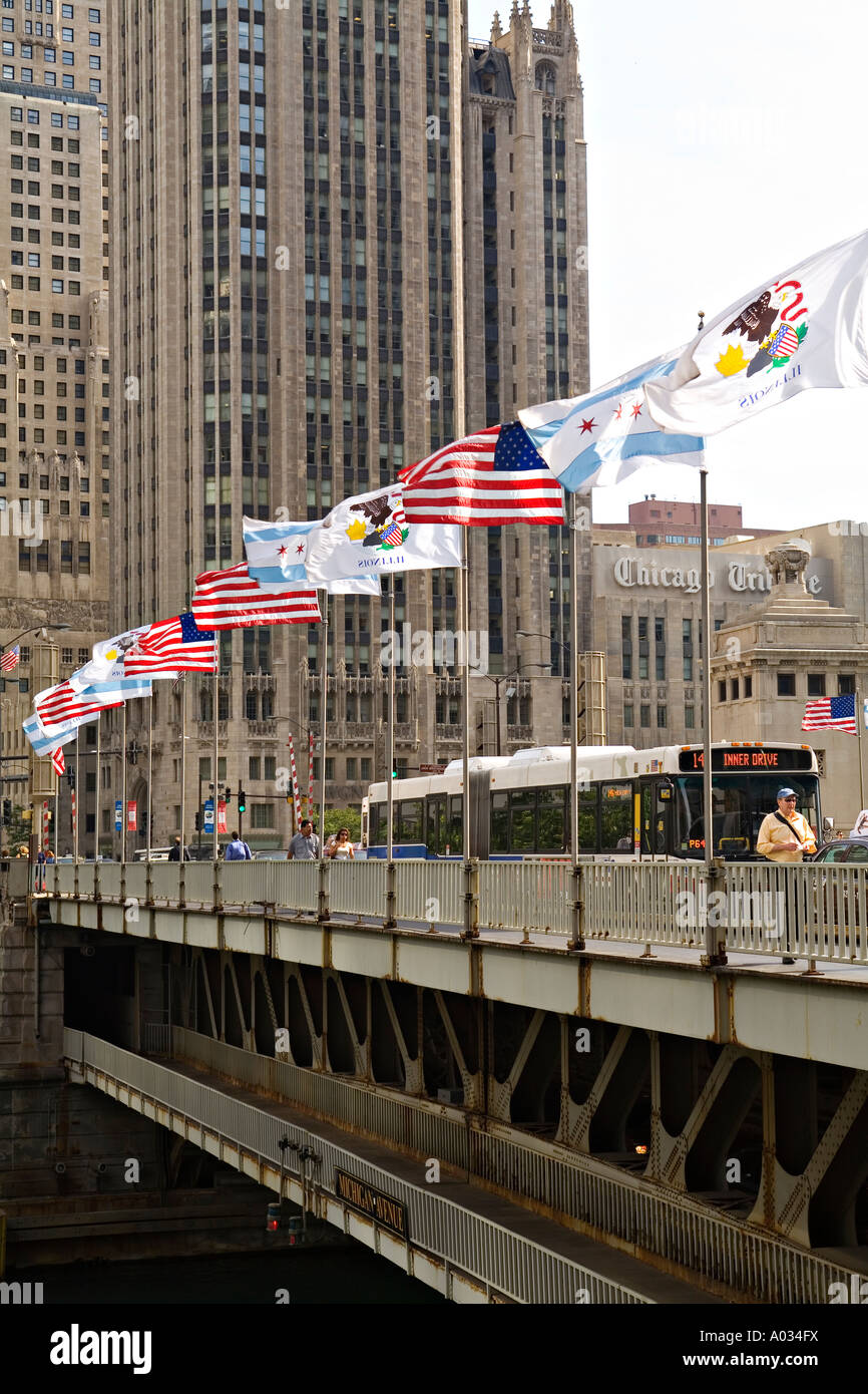 ILLINOIS Chicago città stato e paese bandiere su Michigan Avenue ponte sul Fiume di Chicago a doppio ponte di coperta Foto Stock