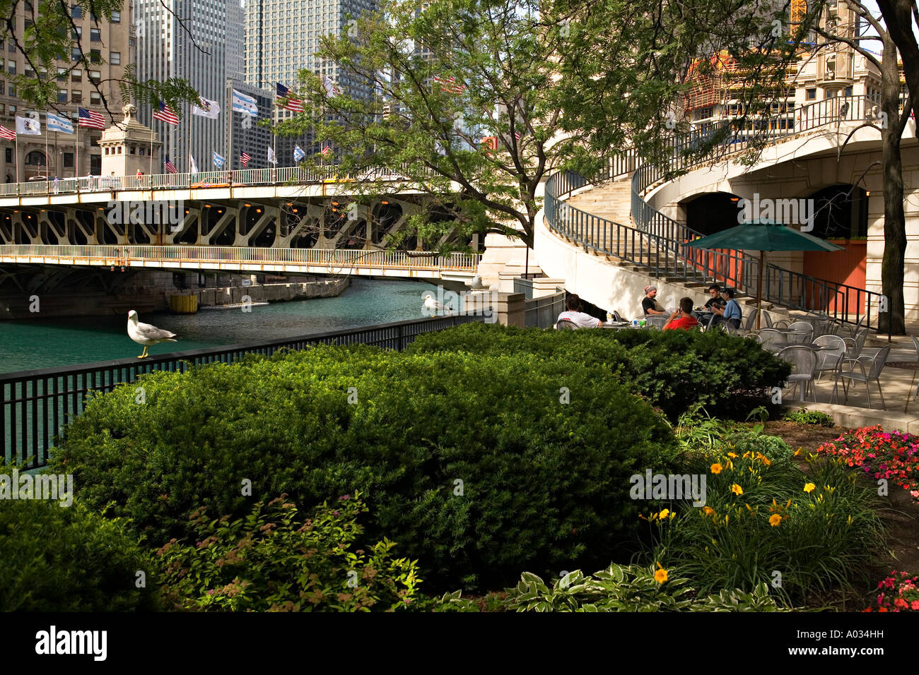 ILLINOIS Chicago posti a sedere all'aperto lungo il fiume Chicago scalinata curva double decker Michigan Avenue bridge Foto Stock