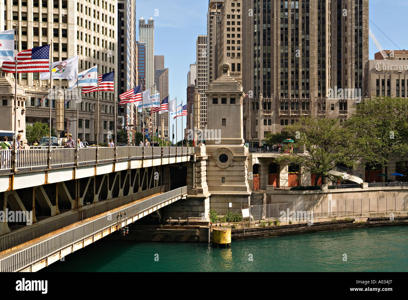 ILLINOIS Chicago Double adorna Michigan Avenue ponte sul fiume Chicago bandiere sventolano i pedoni Foto Stock