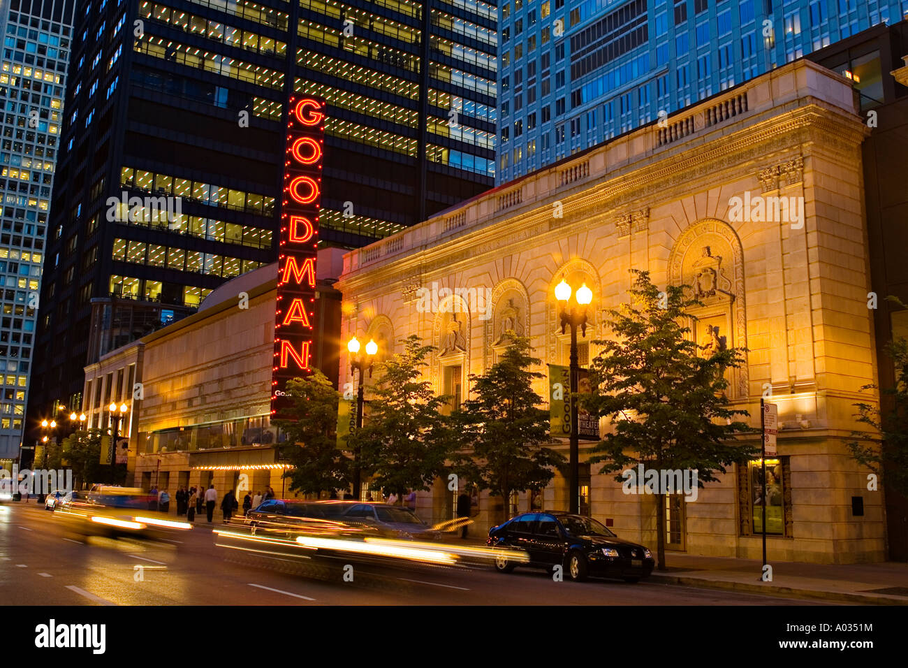 ILLINOIS Chicago Goodman Theatre nel quartiere dei teatri di notte le luci sfocate di veicoli su strada Foto Stock