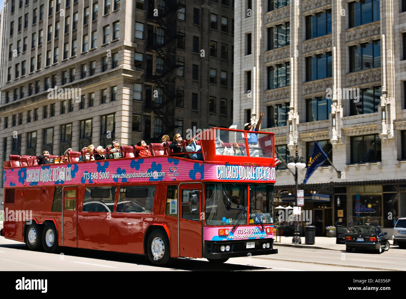 ILLINOIS Chicago Double Deck red tour bus sulle strade della città tour guida di punto di attrazione Foto Stock