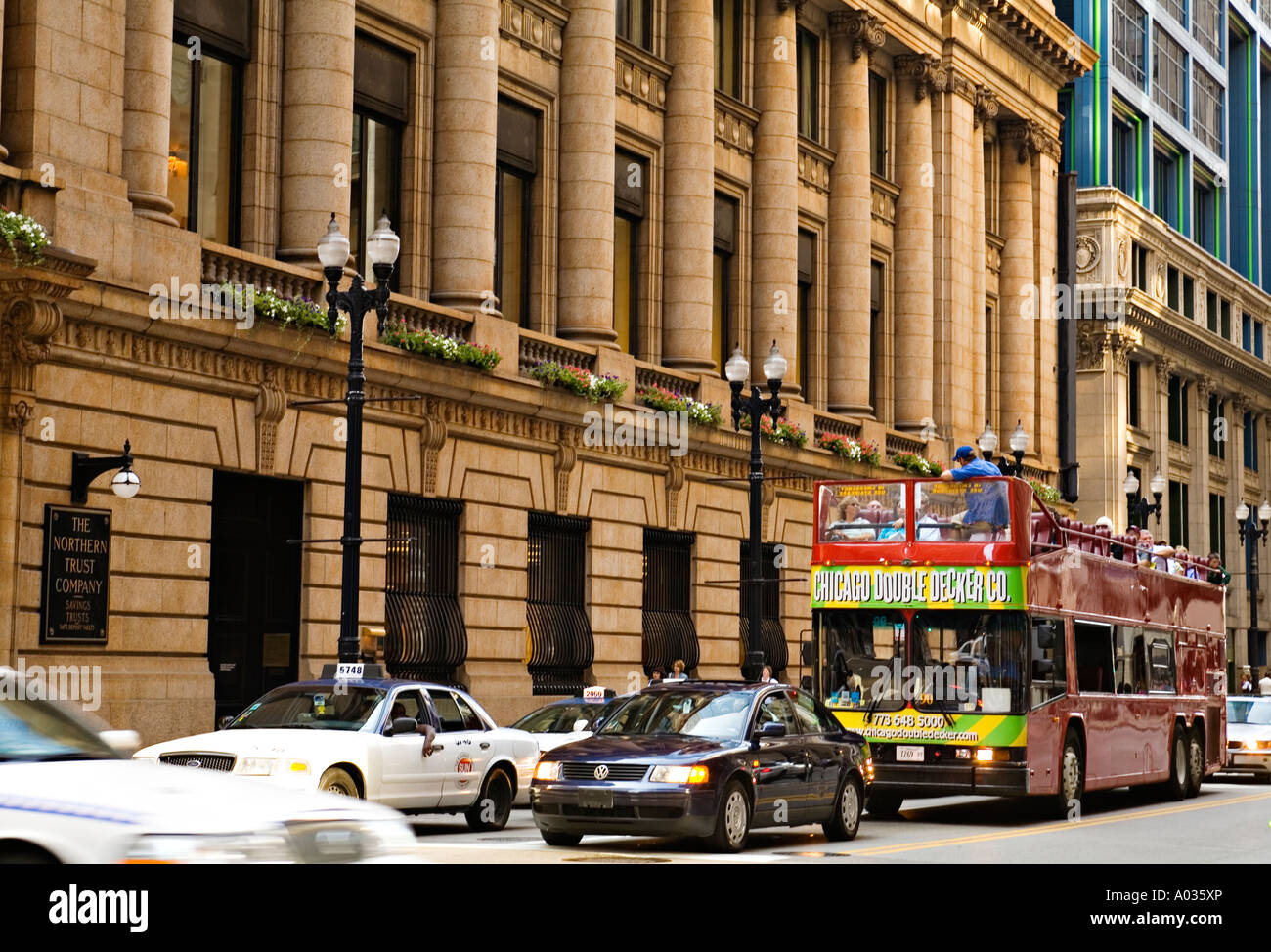 ILLINOIS Double Decker bus tour su LaSalle Street nel quartiere finanziario di architettura di riferimento Foto Stock