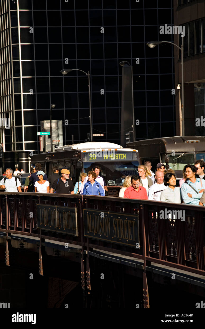 ILLINOIS a Chicago e pedonale auto traffico su Madison Street ponte sul fiume Chicago Rush Hour di persone a piedi dalla stazione ferroviaria Foto Stock