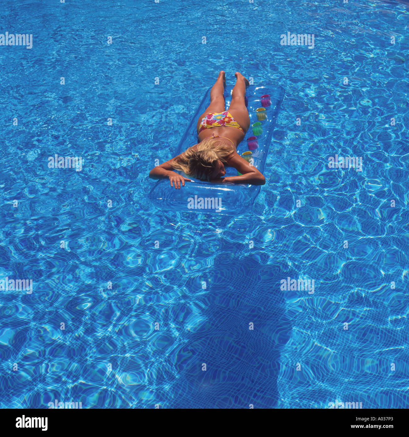 Giovani bikini clad lady galleggiante su un lilo nella piscina di un paese finca Maiorca Isole Baleari Spagna 15 Agosto 20 Foto Stock