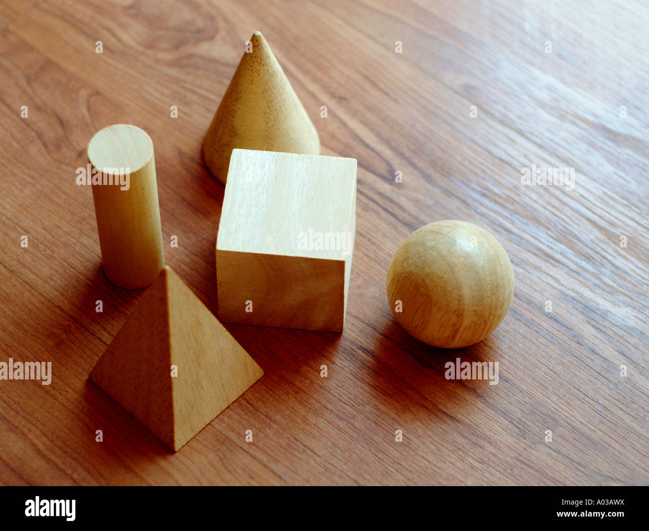 Blocchi di legno in varie forme geometriche su una superficie in legno, chiudere la vista. Foto Stock