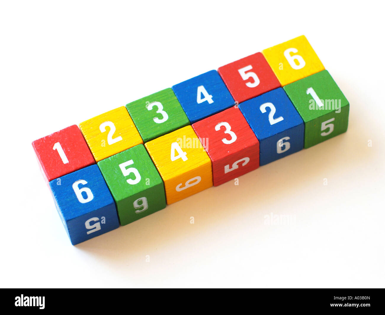 Arcobaleno di numerati da blocchi di legno adatto per l'uso in classe o per i giochi. Foto Stock