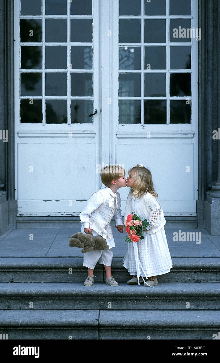 Giovane amore coniugale matrimonio innestata Foto Stock