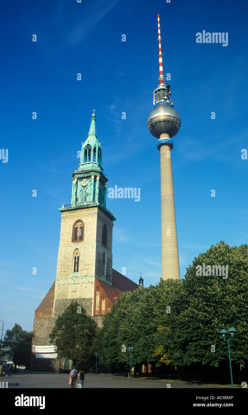 La torre della televisione e della torre di Marienkirche a Berlino in Germania Foto Stock