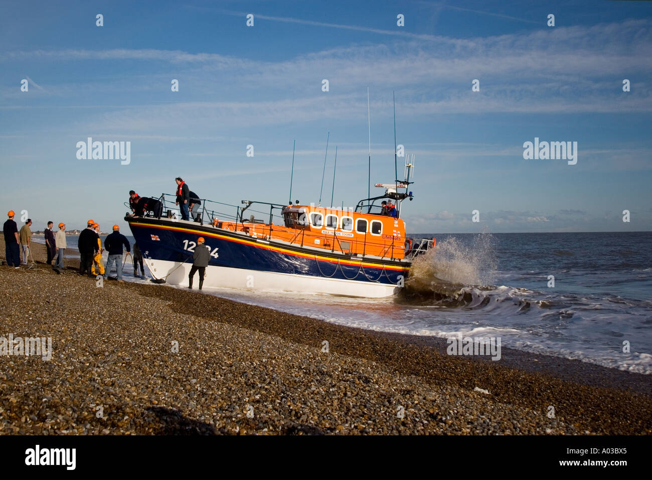 Classe Mersey RNLB Freddie Cooper sbarcati sulla spiaggia di Aldeburgh dopo il ritorno da un rinnovo Foto Stock
