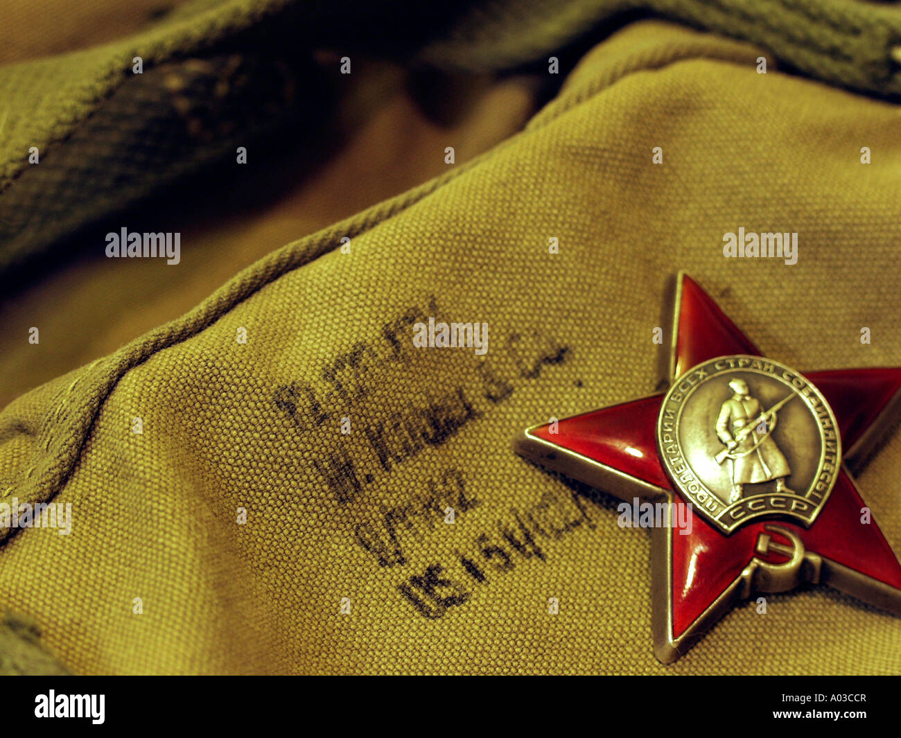 Armata rossa (sovietica) lungo medaglia di servizio in forma di una stella rossa, recante sulla sommità di uno zaino in tela. Foto Stock