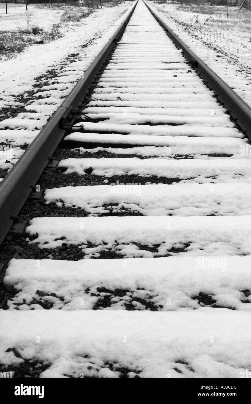 Coperta di neve i binari della ferrovia stretching off nella distanza e fuori dalla parte superiore del telaio. Foto Stock