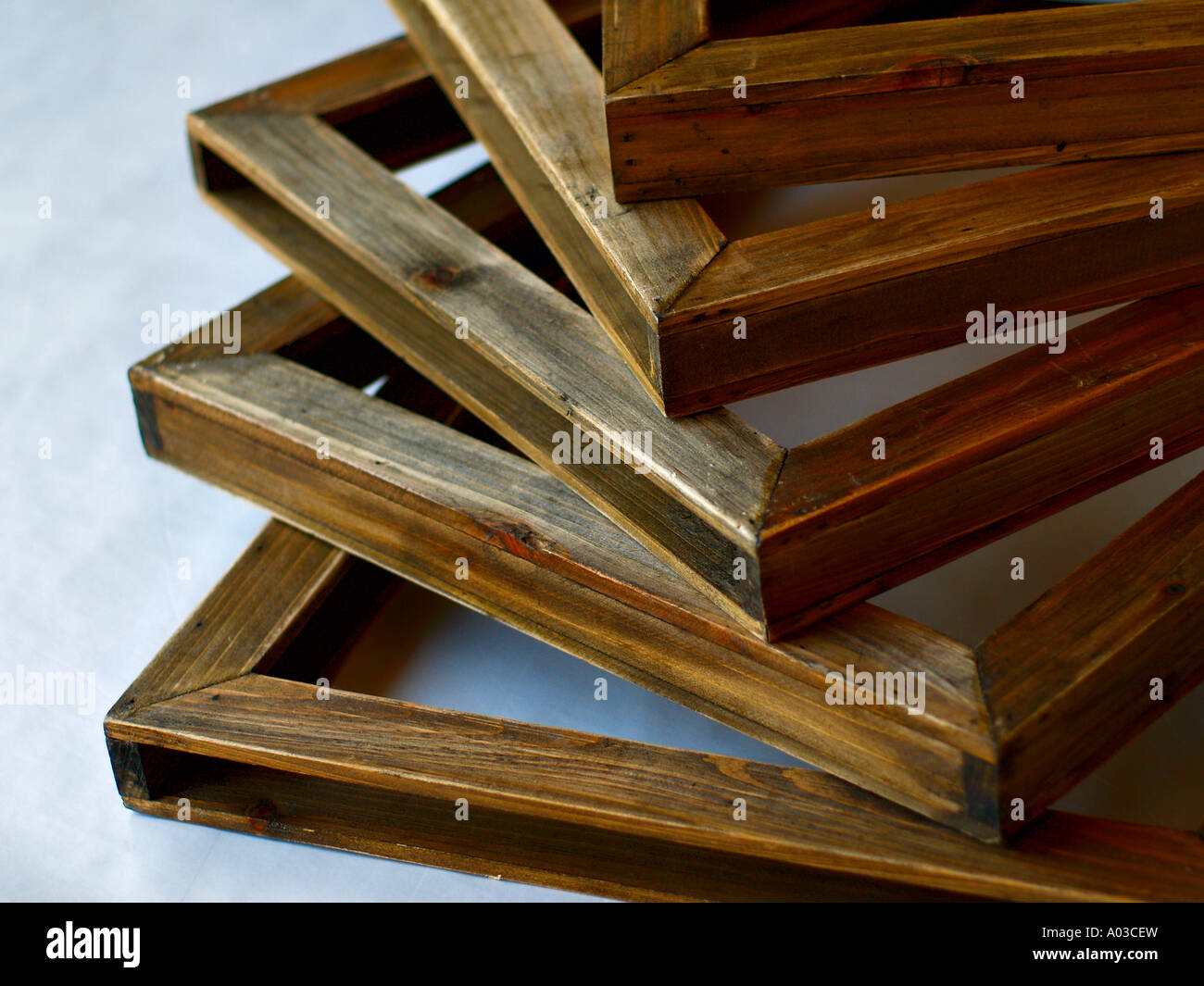 Finitura rustico in legno massiccio fotogrammi in subì, illuminazione fredda. Foto Stock