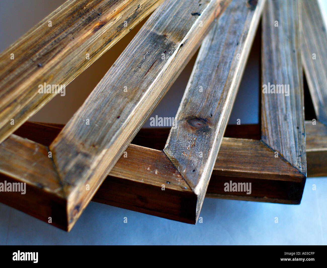 Finitura rustico in legno massiccio fotogrammi in subì, illuminazione fredda. Foto Stock