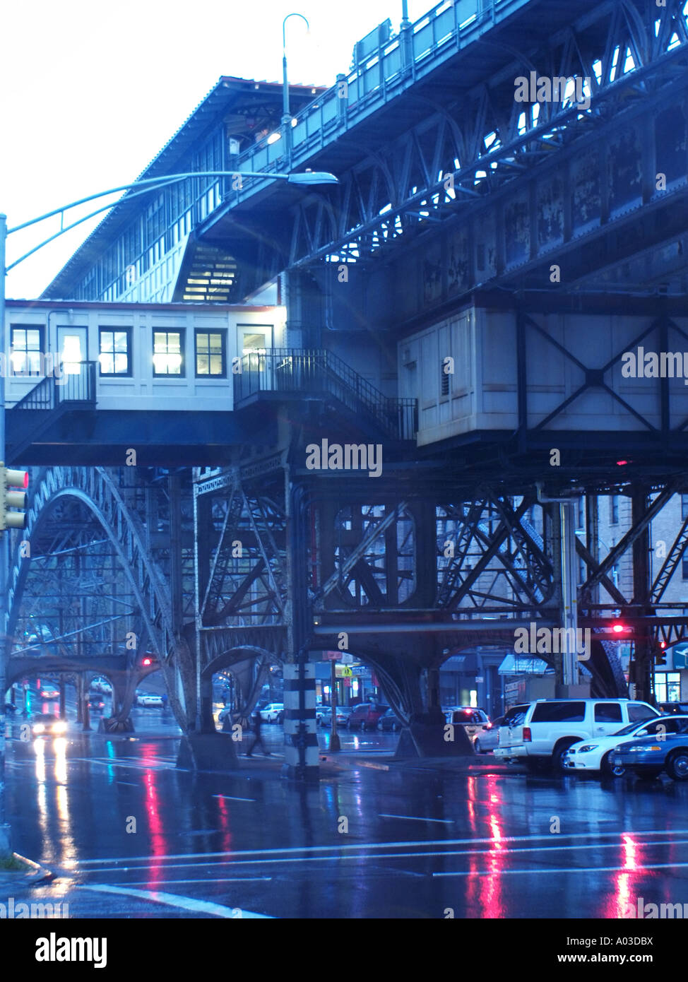 Vista notturna dal di sotto della città di New York la stazione della metropolitana vicino 125th Street e Broadway. Foto Stock