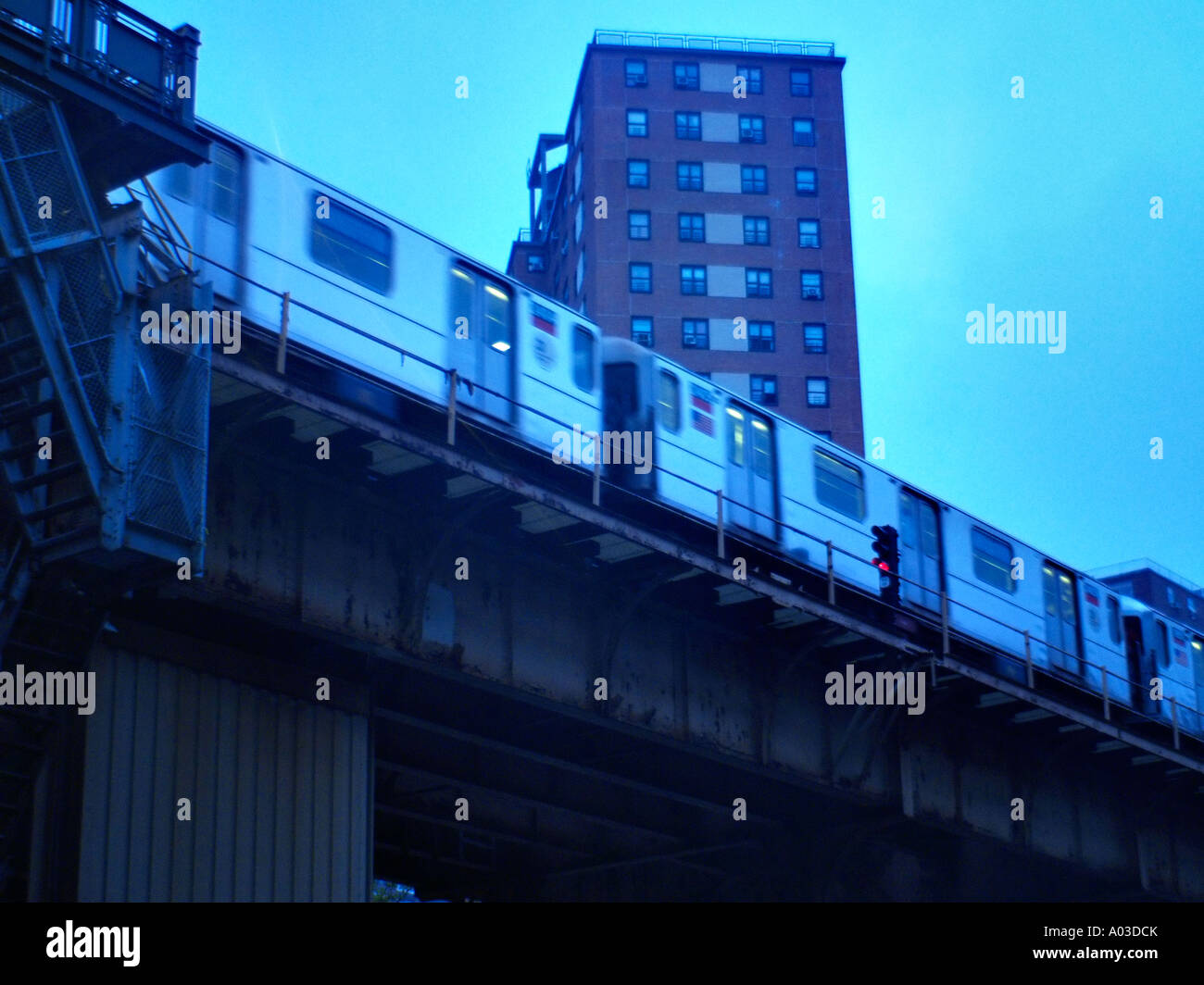 Vista notturna dal di sotto della metropolitana di New York, 1-treno vicino 125th Street e Broadway. Foto Stock