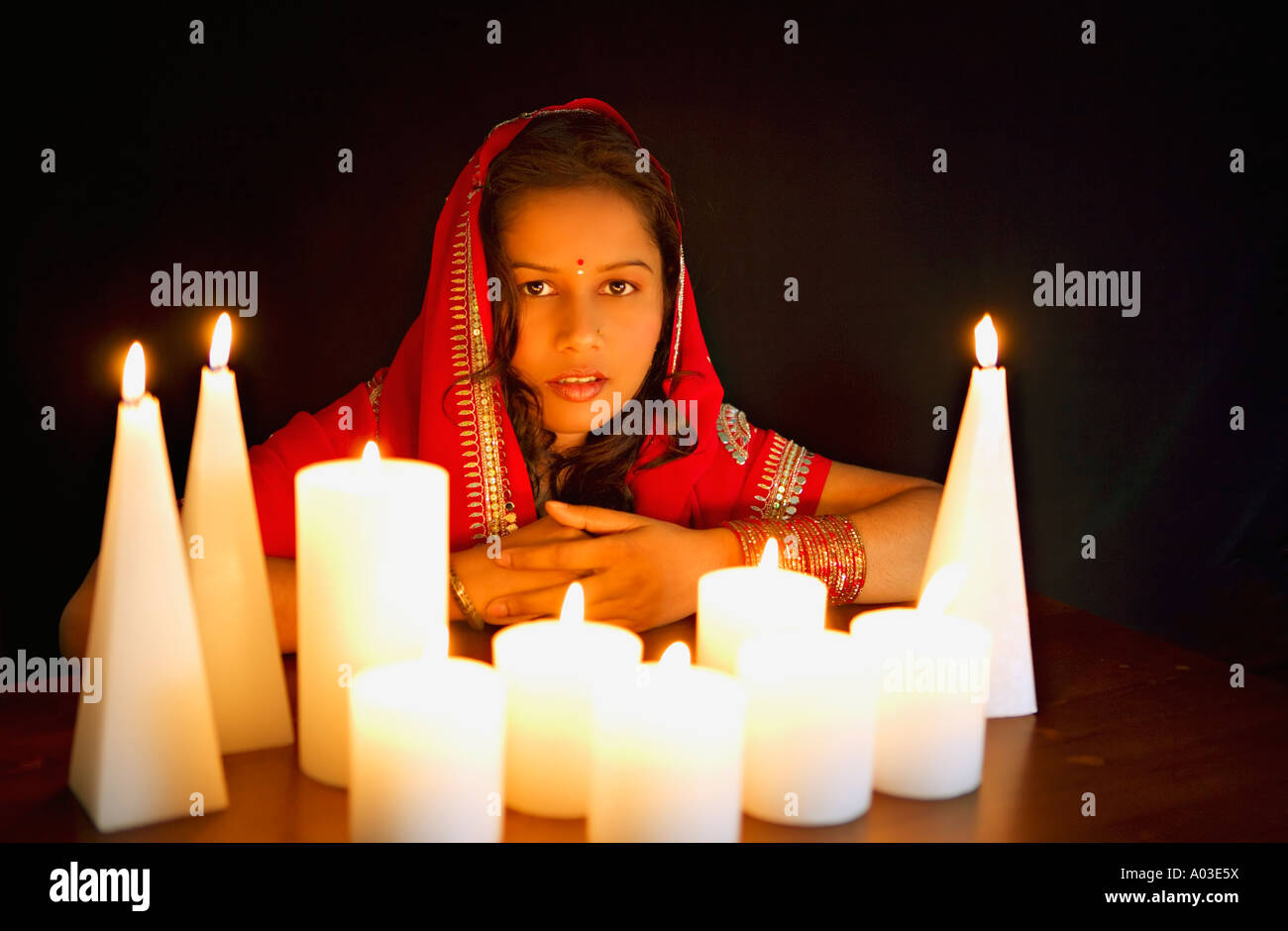 Donna di candela Foto Stock
