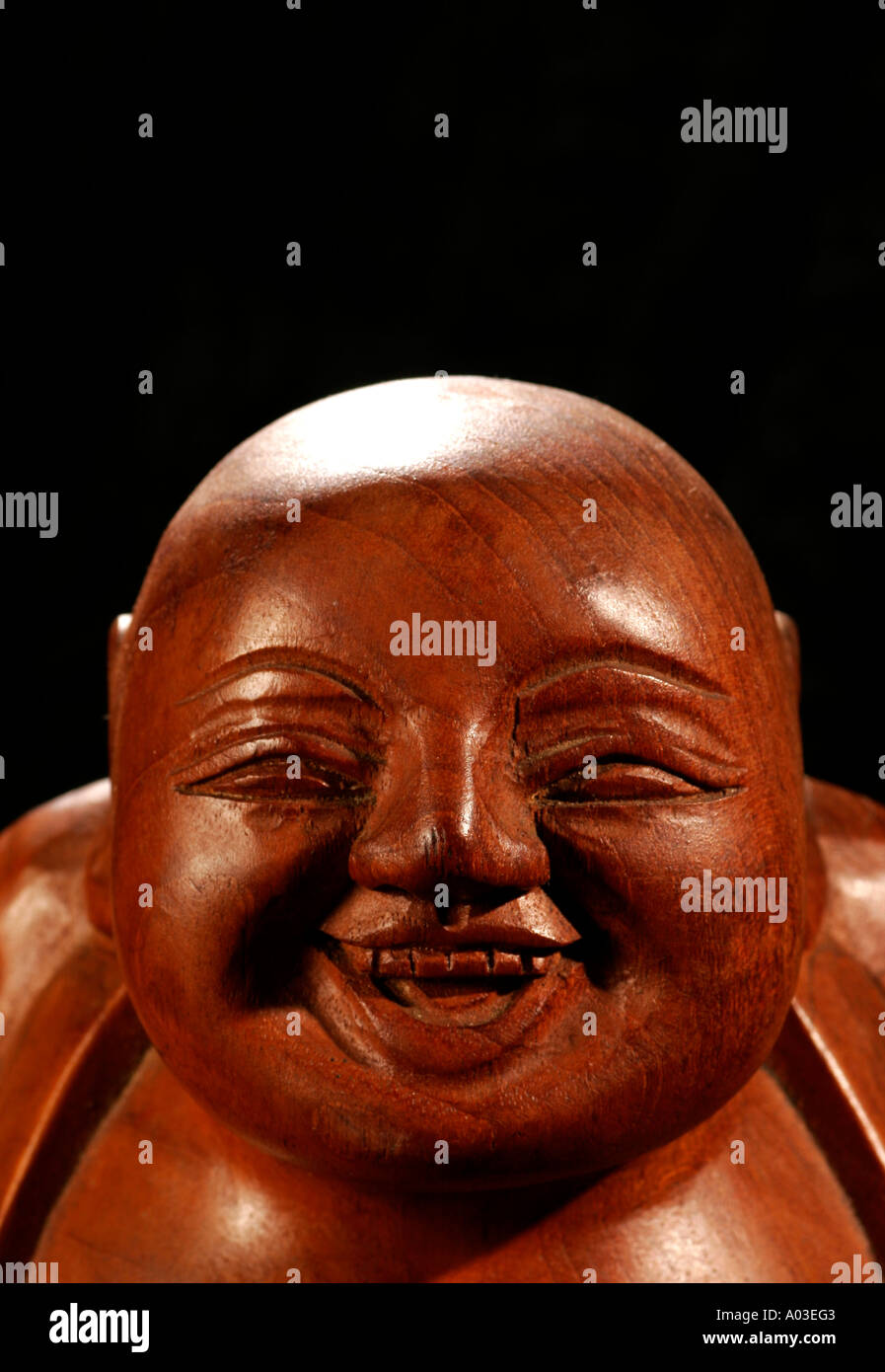 Un Buddha Sorridente fatta a mano in legno in Thailandia Foto Stock