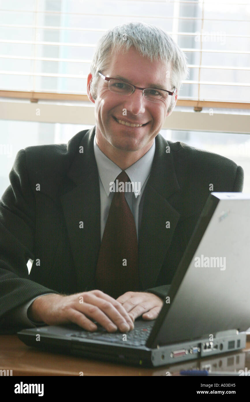Close up di imprenditore sorridente con notebook Foto Stock