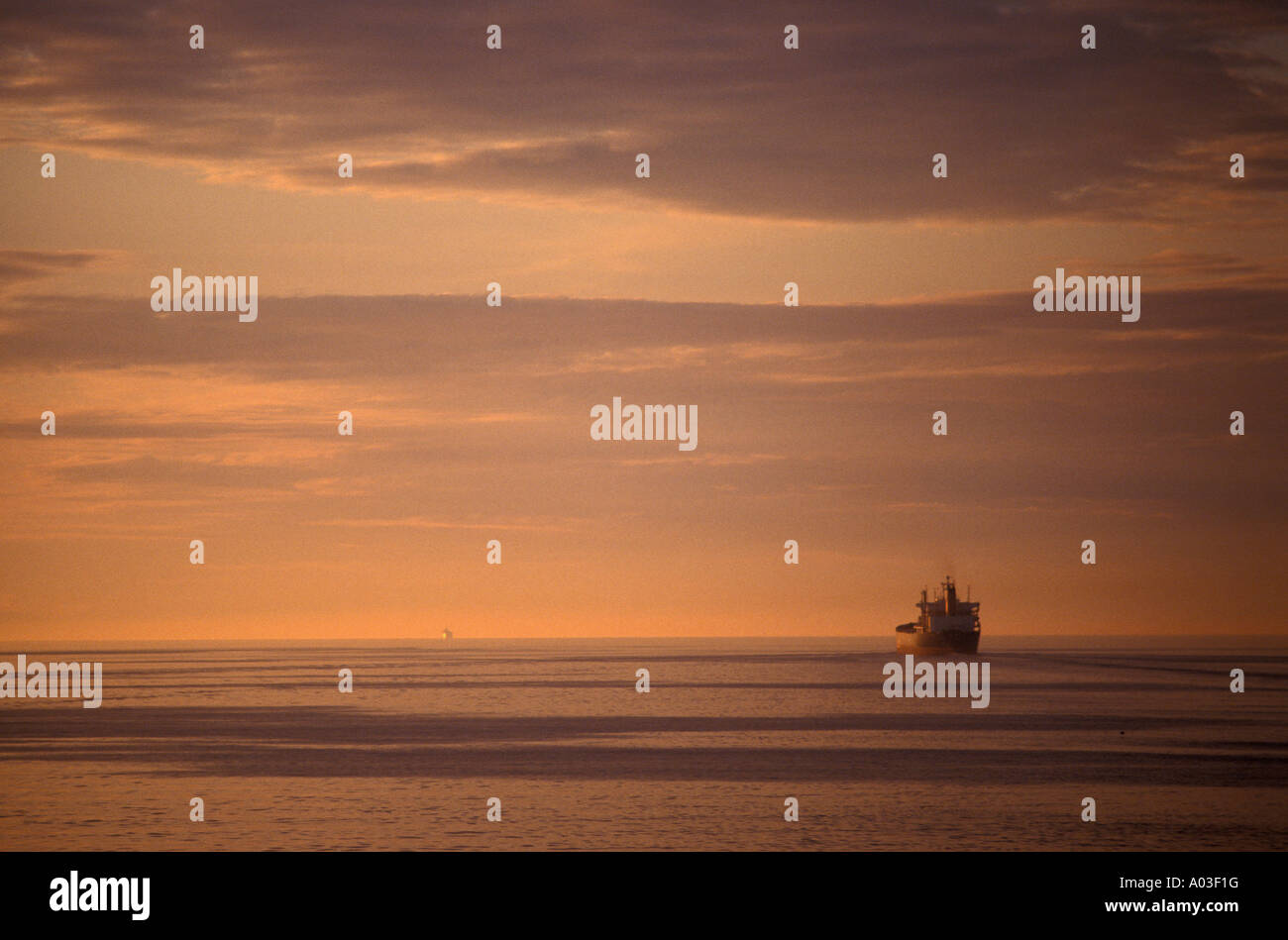 Immagine di stock di un oceano andando carbone frieghter lasciando Roberts Banca porta carbone causeway nella baia di confine della Columbia Britannica Foto Stock