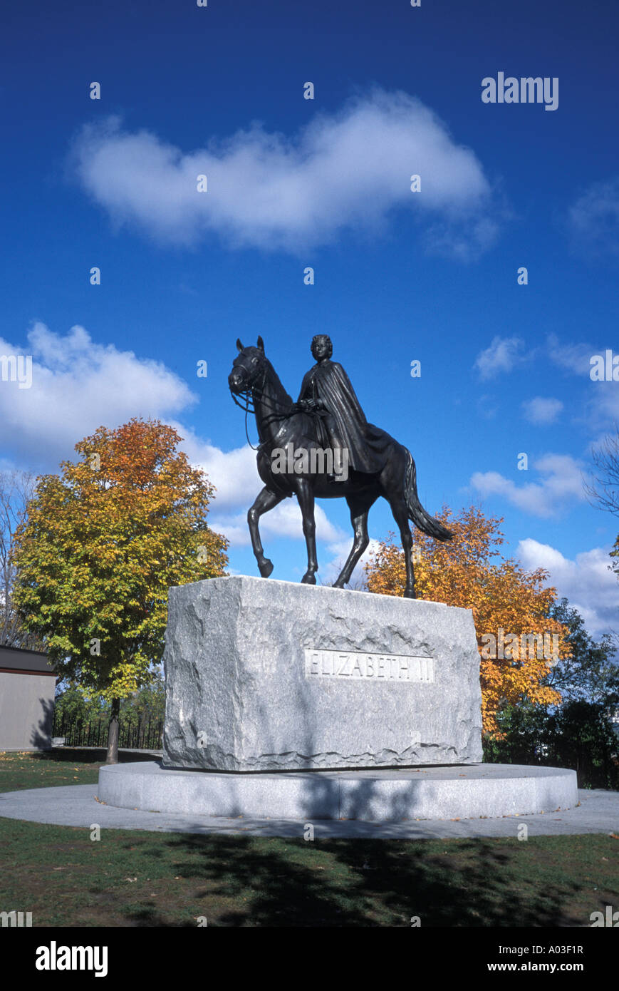 Immagine stock della regina Elisabetta 11 statua in sella a un cavallo di fronte agli edifici del Parlamento a Ottawa Ontario Canada Foto Stock