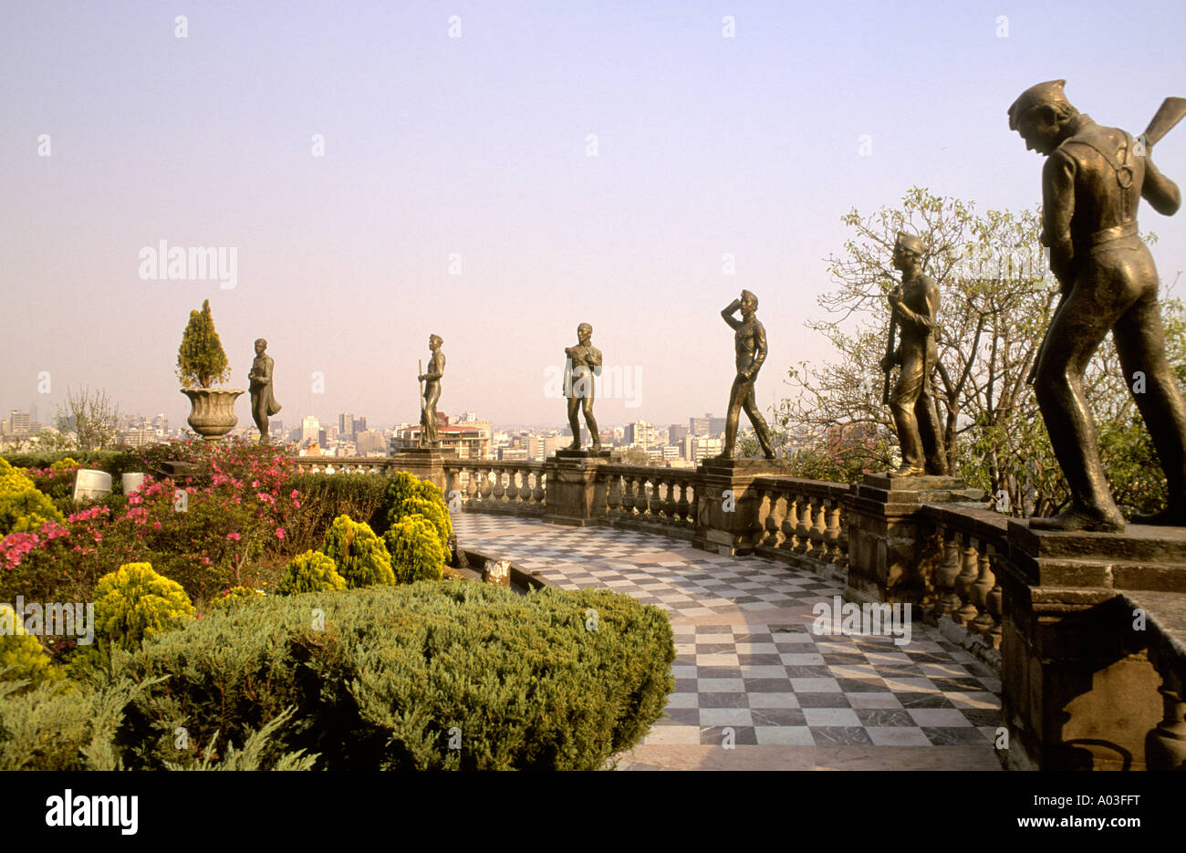 Immagine di stock di il Castello di Chapultepec con statue del bambino di eroi in Città del Messico MESSICO Foto Stock