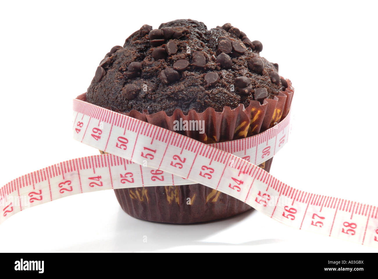 Chocolate Chip muffin con nastro di misurare la perdita di peso. Foto Stock