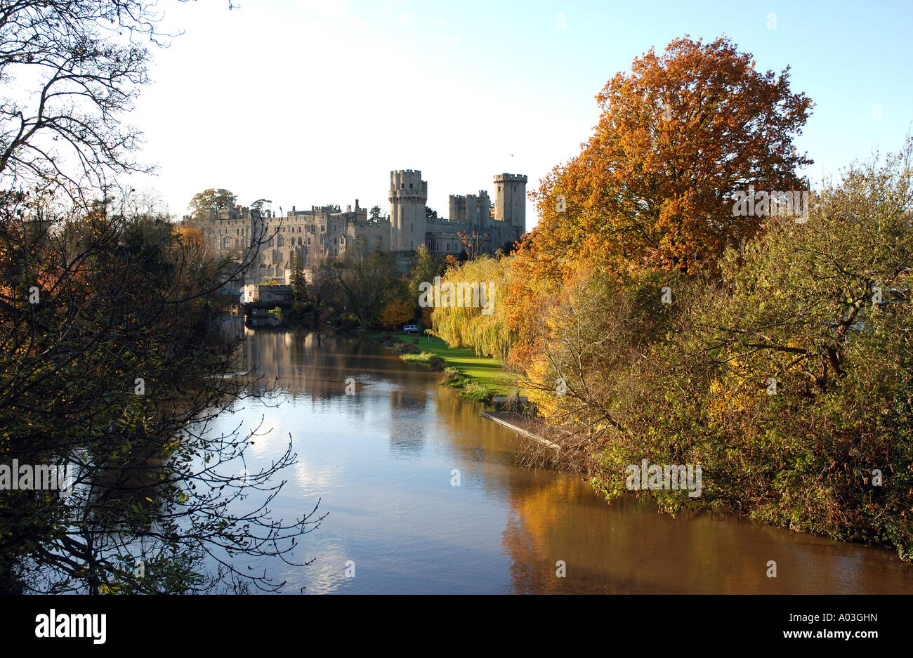 Il Castello di Warwick e il fiume Avon in autunno, Warwickshire, Inghilterra, Regno Unito Foto Stock