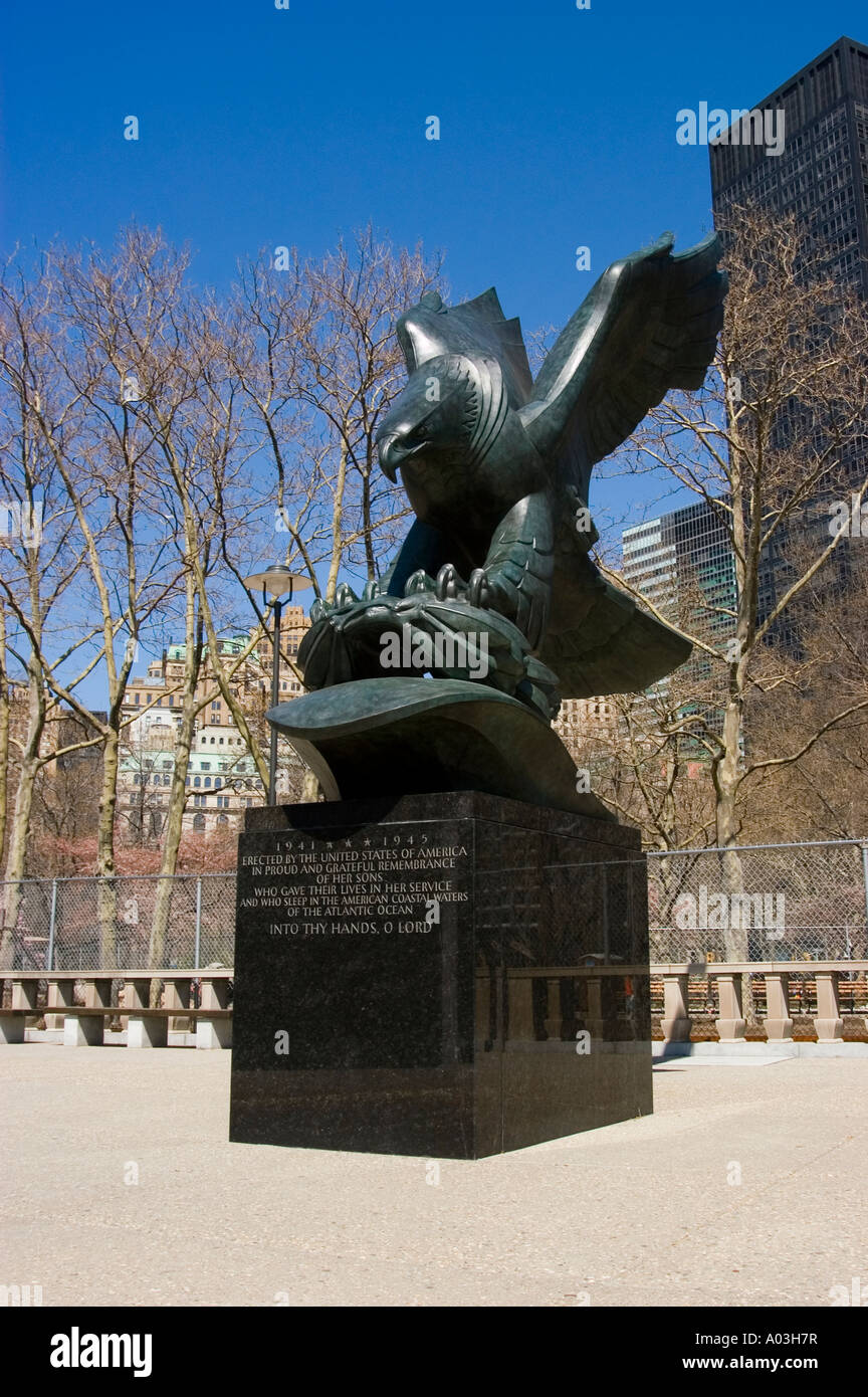 New York City NY guerra navale vittime scultura di eagle in Battery Park Lower Manhattan ricordando servizio dei caduti della seconda guerra mondiale. Foto Stock