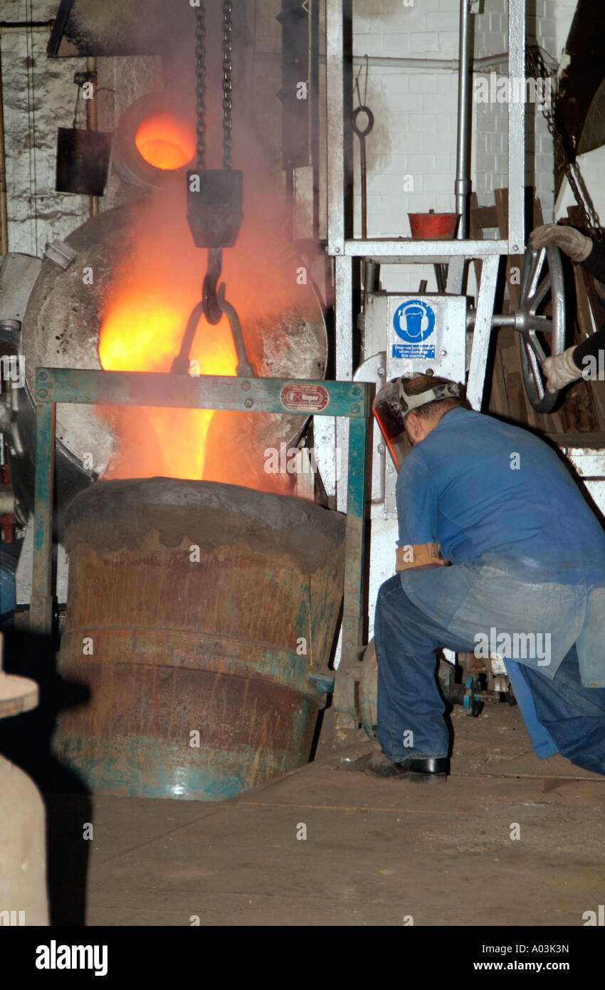 Fabbricazione a campana. Colata di metallo fuso dal forno. Whitechapel Bell Foundry Londra Inghilterra REGNO UNITO Foto Stock