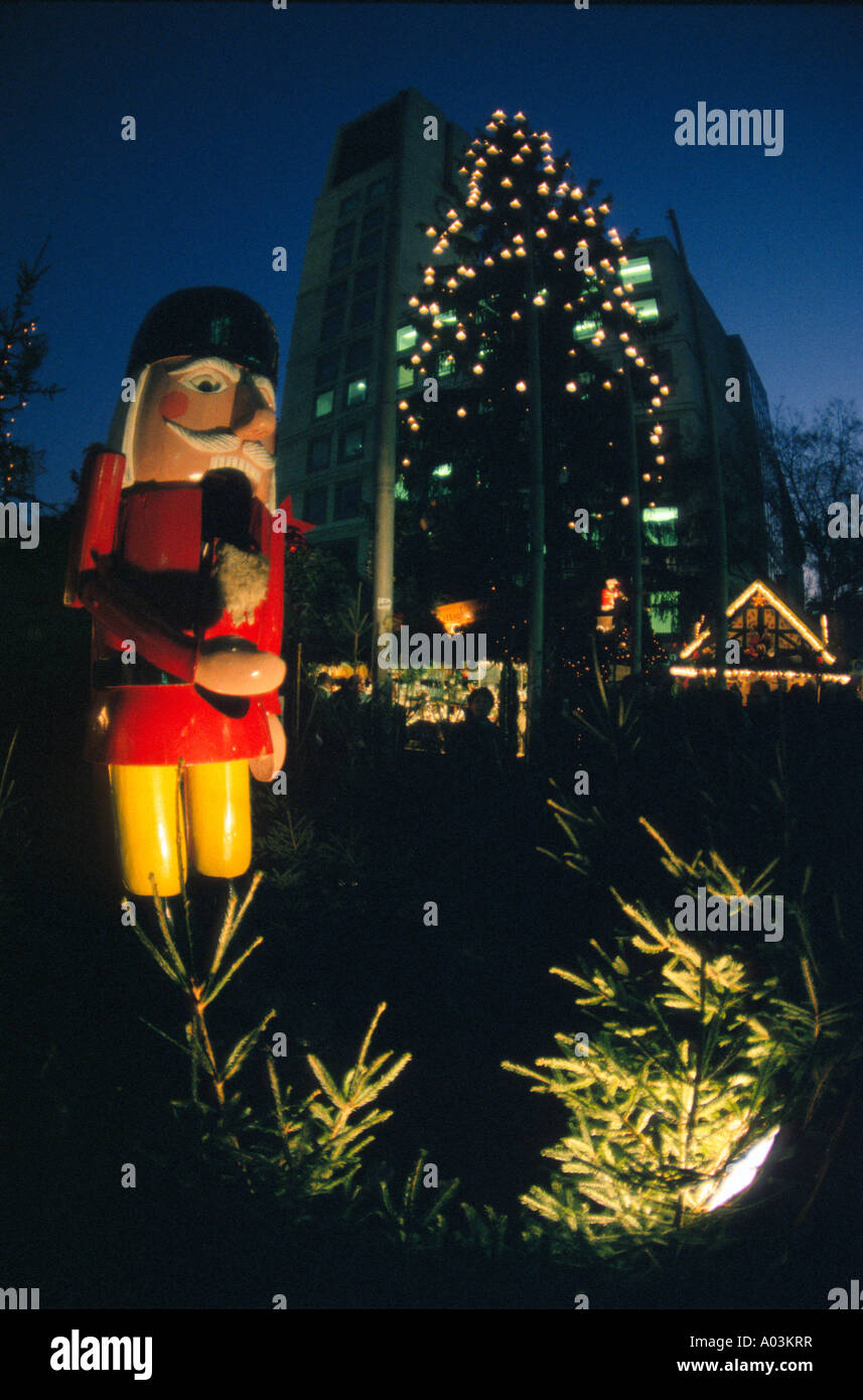 Un enorme schiaccianoci sulla piazza del mercato di fronte al municipio di Natale sulla fiera di Stoccarda Germania Foto Stock