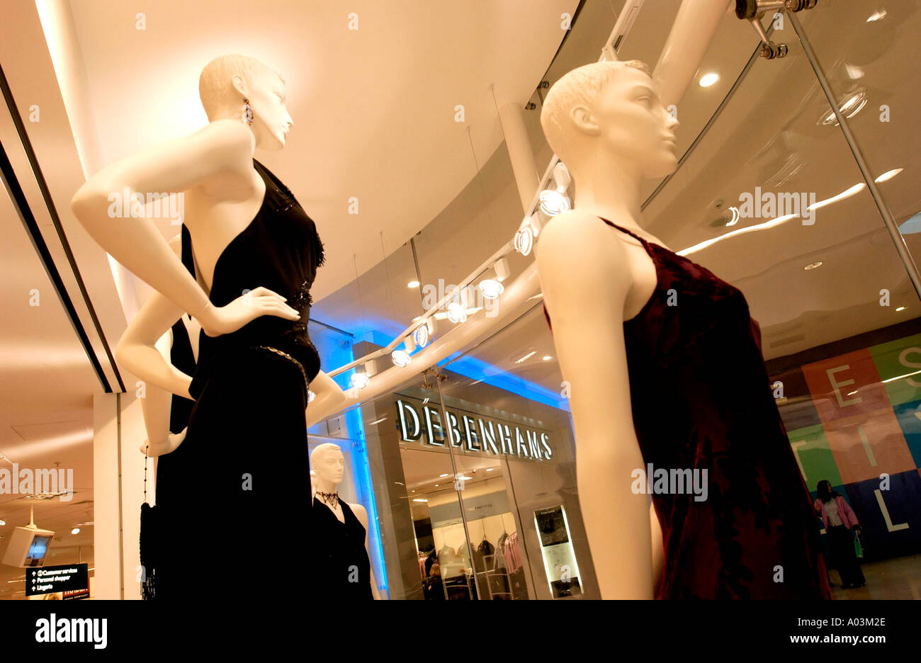 Negozio Debenhams manichini poco indossa abiti neri Foto Stock Negozio Debenhams manichini poco indossa abiti neri Foto Stock