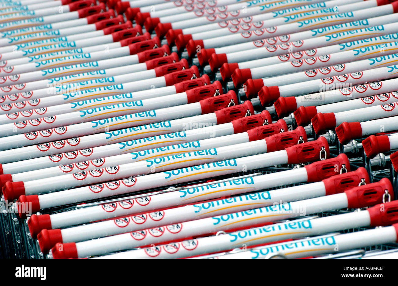 Una massa di carrelli sovrapposti in un somerfield carrello per supermercati park Foto Stock Una massa di carrelli sovrapposti in un somerfield carrello per supermercati park Foto Stock
