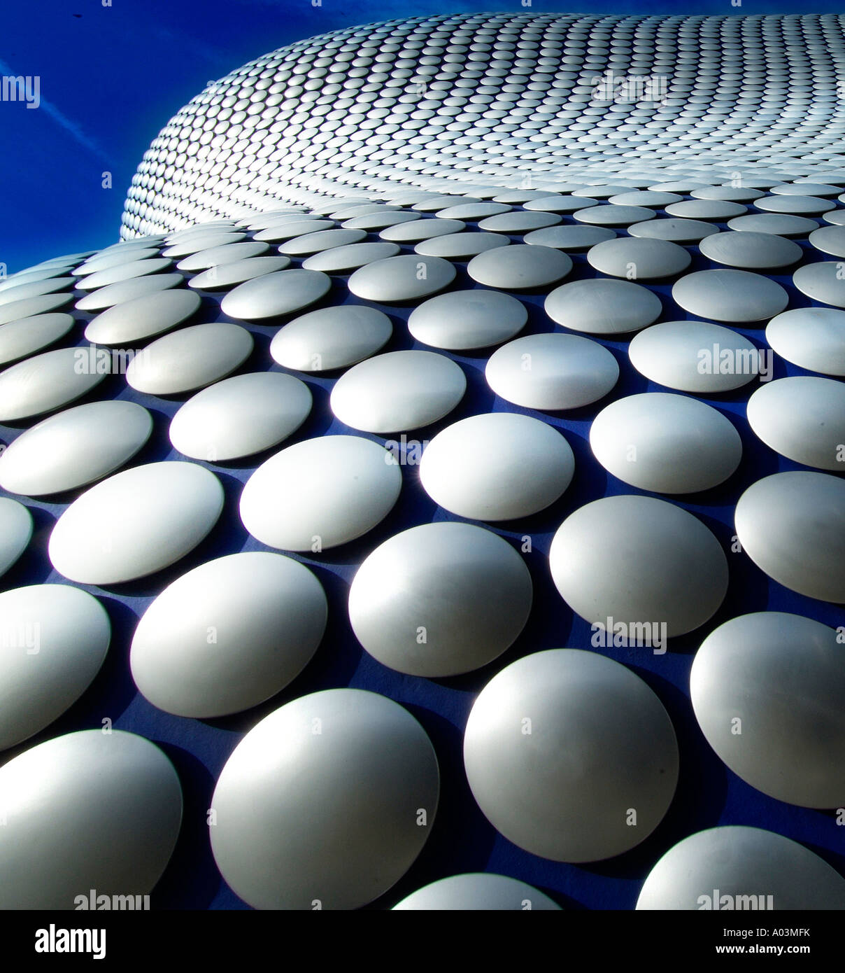 Selfridges la superficie esterna del rivestimento metallico circolare matt cupole ribassate modello geometrico drammatico angolo dello shopping al dettaglio Foto Stock